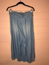 Load image into Gallery viewer, Medium Anthropologie Holding Horses Chambray Wide Leg Cropped Pants
