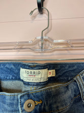 Load image into Gallery viewer, Size 18 Torrid Plus Size Boyfriend Cropped Distressed Jeans
