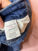 Load image into Gallery viewer, Size 18 Torrid Plus Size Boyfriend Cropped Distressed Jeans
