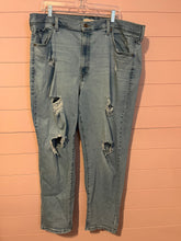 Load image into Gallery viewer, 22W Levi’s Plus Size High Waisted Mom Jeans
