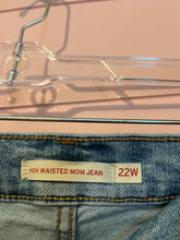 Load image into Gallery viewer, 22W Levi’s Plus Size High Waisted Mom Jeans
