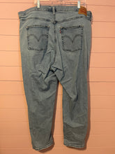 Load image into Gallery viewer, 22W Levi’s Plus Size High Waisted Mom Jeans
