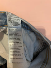 Load image into Gallery viewer, 22W Levi’s Plus Size High Waisted Mom Jeans
