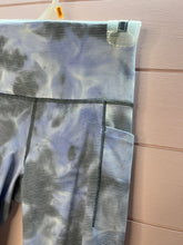 Load image into Gallery viewer, XS Athleta Salutation Stash Pocket II Capri Leggings

