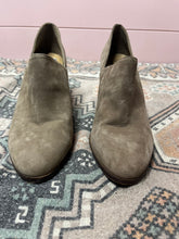 Load image into Gallery viewer, 8.5 Gianni Bini Heeled Slip On Mules
