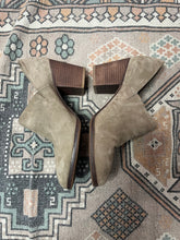 Load image into Gallery viewer, 8.5 Gianni Bini Heeled Slip On Mules

