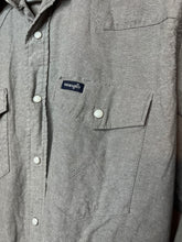 Load image into Gallery viewer, Large Wrangler Men’s Gray Pearl Snap Button Up Shirt
