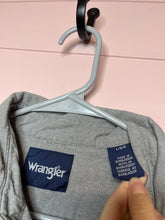 Load image into Gallery viewer, Large Wrangler Men’s Gray Pearl Snap Button Up Shirt
