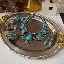 Load image into Gallery viewer, Oneida Silver Vintage Oval Ropes and Bows" Pattern Serving Tray

