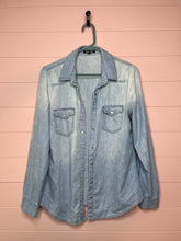 Load image into Gallery viewer, Small Mel And Mo Light Wash Chambray Pearl Snap Button Up Shirt

