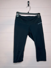 Load image into Gallery viewer, Small Brooks Black Cropped Leggings
