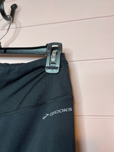 Load image into Gallery viewer, Small Brooks Black Cropped Leggings
