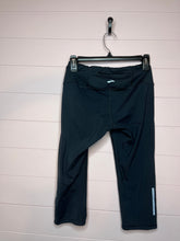 Load image into Gallery viewer, Small Brooks Black Cropped Leggings
