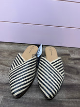Load image into Gallery viewer, Size 8.5 NWT Time And Tru Black &amp; Tan Pointy Toe Slip On Mule Flats
