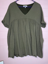 Load image into Gallery viewer, Medium Listicle Green V-Neck Tunic Top
