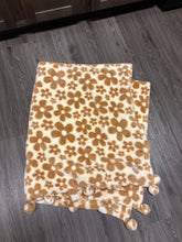 Load image into Gallery viewer, Retro Floral Pom Pom Throw Blanket
