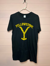 Load image into Gallery viewer, Medium Gildan Black Yellowstone Short Sleeve Crew Neck Graphic T-Shirt
