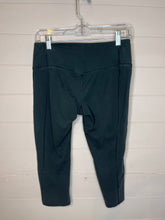 Load image into Gallery viewer, Small Nike Black Cropped Leggings
