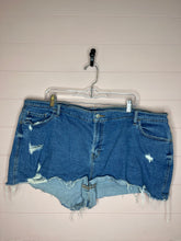 Load image into Gallery viewer, Size 22 Old Navy Plus Size Mid-Rise Boyfriend Denim Shorts
