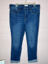 Load image into Gallery viewer, Size 14 Crown &amp; Ivy High-Rise Skinny Crop Stretchy Denim Jeans

