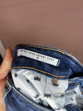 Load image into Gallery viewer, Size 14 Crown &amp; Ivy High-Rise Skinny Crop Stretchy Denim Jeans
