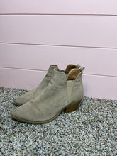 Load image into Gallery viewer, Size 7 Universal Thread Pointy Toe Heeled Booties

