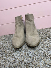 Load image into Gallery viewer, Size 7 Universal Thread Pointy Toe Heeled Booties

