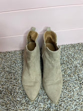 Load image into Gallery viewer, Size 7 Universal Thread Pointy Toe Heeled Booties
