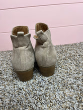 Load image into Gallery viewer, Size 7 Universal Thread Pointy Toe Heeled Booties
