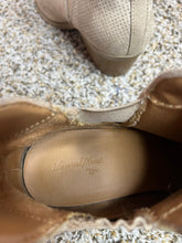 Load image into Gallery viewer, Size 7 Universal Thread Pointy Toe Heeled Booties
