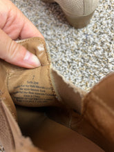 Load image into Gallery viewer, Size 7 Universal Thread Pointy Toe Heeled Booties
