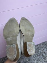Load image into Gallery viewer, Size 7 Universal Thread Pointy Toe Heeled Booties
