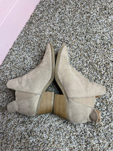 Load image into Gallery viewer, Size 7 Universal Thread Pointy Toe Heeled Booties
