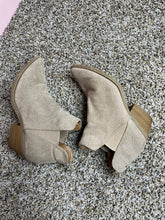 Load image into Gallery viewer, Size 7 Universal Thread Pointy Toe Heeled Booties
