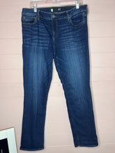 Load image into Gallery viewer, Size 14 KUT From The Kloth Catherine Boyfriend Denim Plus Size Jeans
