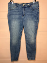 Load image into Gallery viewer, 20W Wonderly Plus Size Mid Rise Skinny Jeans
