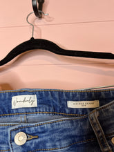 Load image into Gallery viewer, 20W Wonderly Plus Size Mid Rise Skinny Jeans
