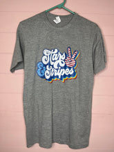 Load image into Gallery viewer, Medium Tultex Gray Stars &amp; Stripes Patriotic Graphoc T-Shirt

