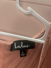 Load image into Gallery viewer, Large Lulus Dusty Rose Boho Fringe Crop Top
