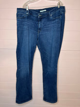 Load image into Gallery viewer, 22W Levi’s Classic Straight Plus Size Denim Jeans
