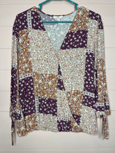 Load image into Gallery viewer, Large Como Vintage Floral Print Wrap Top
