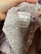 Load image into Gallery viewer, Large Como Vintage Floral Print Wrap Top
