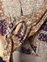 Load image into Gallery viewer, Large Como Vintage Floral Print Wrap Top
