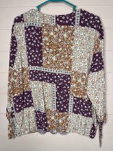 Load image into Gallery viewer, Large Como Vintage Floral Print Wrap Top
