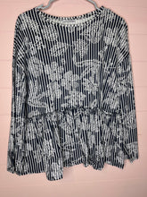 Load image into Gallery viewer, Medium Zara Navy White Peplum Top
