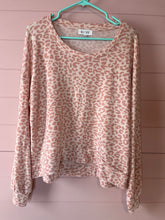 Load image into Gallery viewer, Large Oli Viv Light Pink Leopard Thin Crew Neck Sweatshirt
