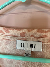 Load image into Gallery viewer, Large Oli Viv Light Pink Leopard Thin Crew Neck Sweatshirt
