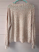 Load image into Gallery viewer, Large Oli Viv Light Pink Leopard Thin Crew Neck Sweatshirt
