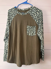 Load image into Gallery viewer, Medium Zenana Leopard Raglan Pocket Long Sleeve Tee
