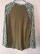 Load image into Gallery viewer, Medium Zenana Leopard Raglan Pocket Long Sleeve Tee
